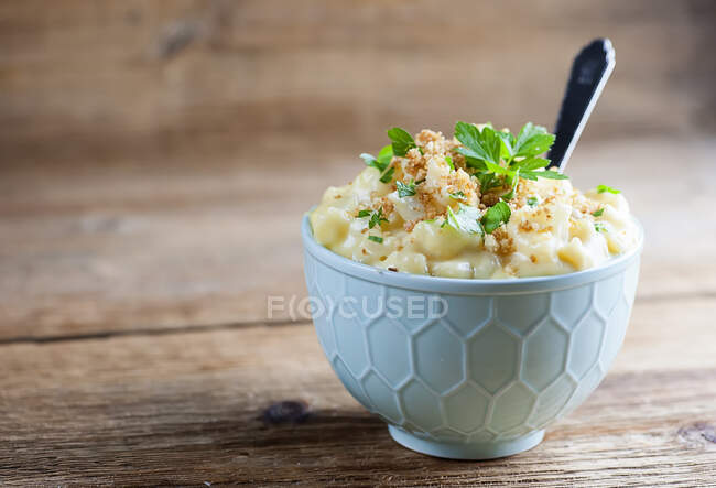Macaroni and cheese with crumbs and herbs in bowl — Stock Photo