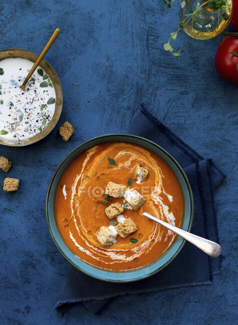 Sopa de tomate vegano con croutons - foto de stock