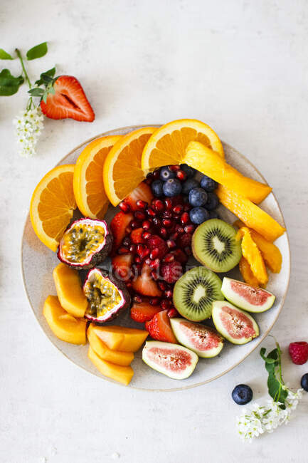 Літній фруктовий салат з екзотичними фруктами та ягодами — стокове фото