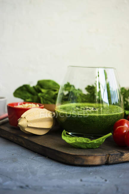 Frullato verde di mela, spinaci bambino, cetriolo, semi di chia su sfondo concreto — Foto stock