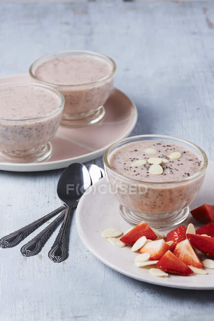 Gros plan de délicieux pudding aux fraises, chia et amandes — Photo de stock