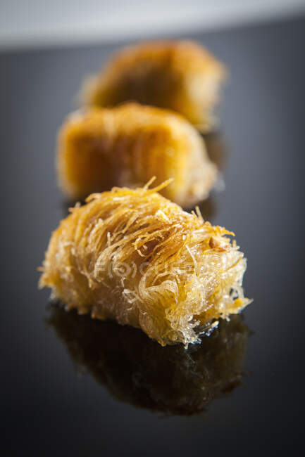 Kataifi mit Nüssen und Mandeln — Stockfoto