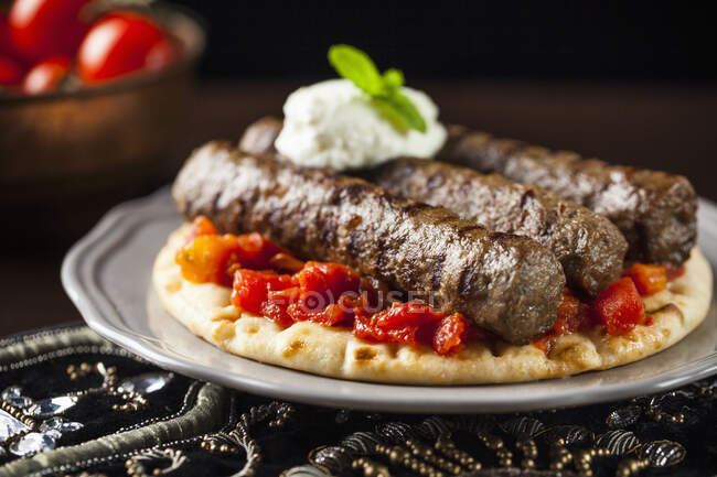 Kebab griego con tomates, queso y pita - foto de stock
