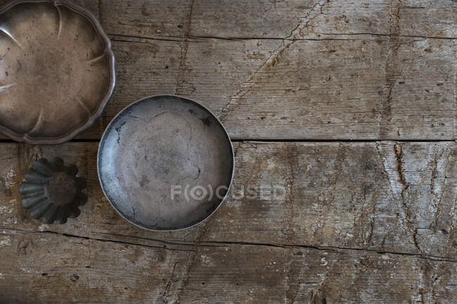 Tigelas vintage em fundo de madeira rústica — Fotografia de Stock