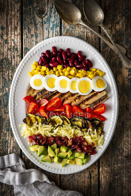 Кобб салат з овочами, сиром, яловичиною, кукурудзою та яйцем (США).) — стокове фото