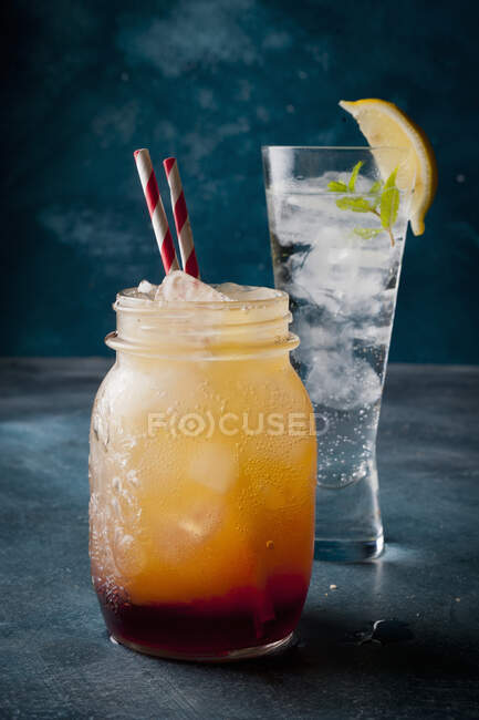 Cocktail con succo d'arancia e mirtillo rosso — Foto stock