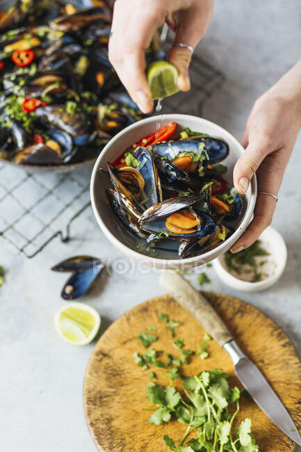 Asian mussels with chilli, lime and cilantro — Stock Photo