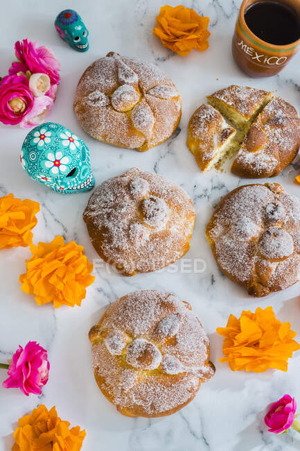 Pan de Muerto, sweet breads for the Day of the Dead, Mexico — Stock Photo