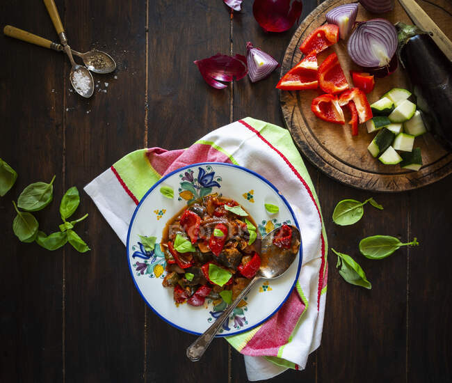Рататуй с красным перцем баклажаном и красным луком и базиликом — стоковое фото