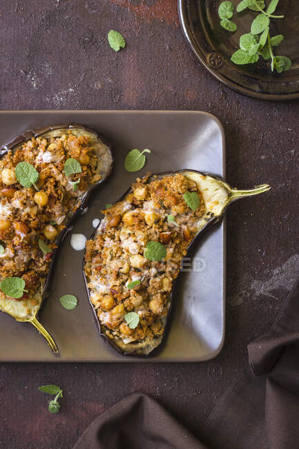 Aubergines stuffed with cous cous and chickpeas, fresh mint, yogurt — Stock Photo