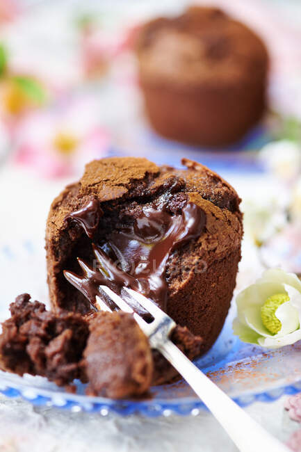 Chocolate cake with a liquid core — Stock Photo