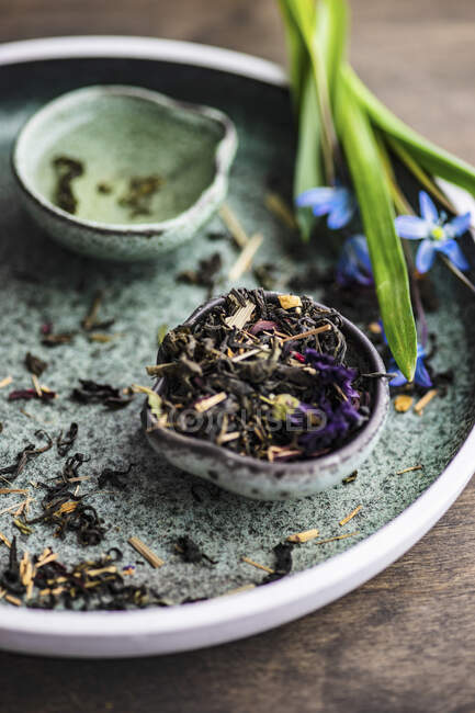 Chá floral com flores de cila no fundo rústico — Fotografia de Stock
