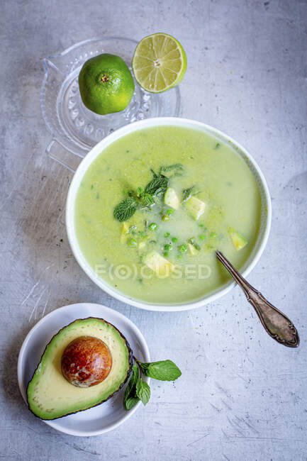 Zuppa di piselli e pinte con avocado — Foto stock