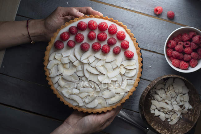 Coconut tart with coconut chips and raspberries — Stock Photo