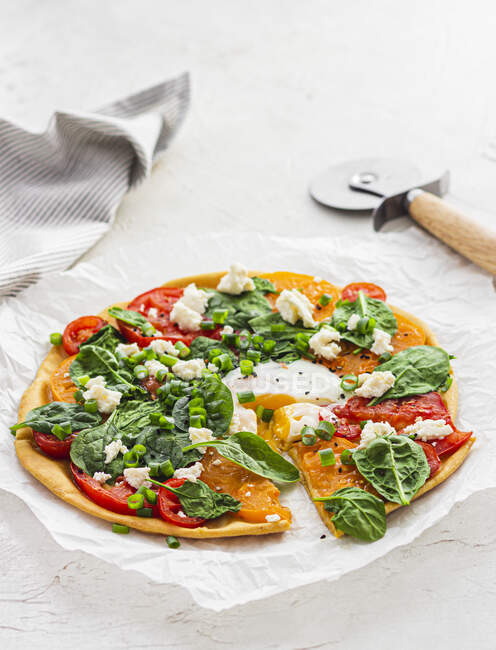 Сокка пицца со шпинатом, помидорами и яйцами — стоковое фото