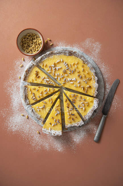 Torta della nonna, Italian ricotta and lemon tart with pine nuts — Stock Photo