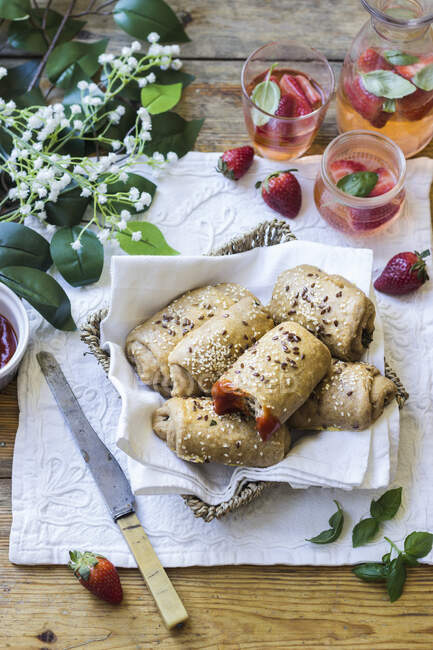Picnic rolls with spinach and feta, strawberry and basil lemonade — Stock Photo