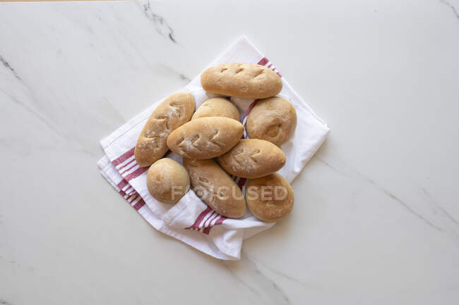 Homemade buns on cloth and on marble surface — Stock Photo