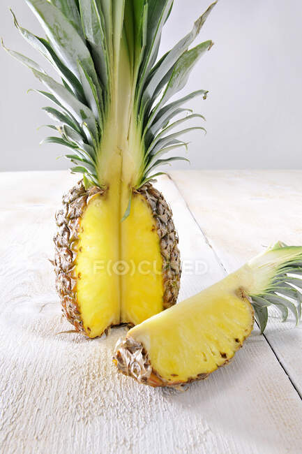 Primo piano colpo di delizioso ananas affettato — Foto stock