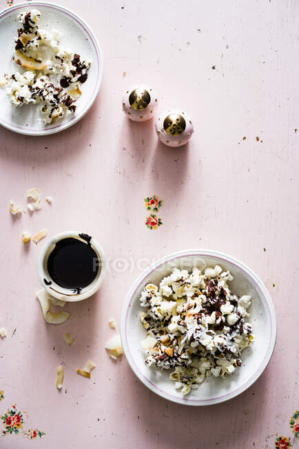 Popcorn drizzled in dark chocolate with shredded and flaked coconut — Stock Photo