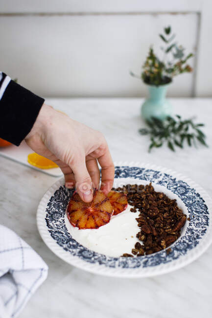 Эспрессо и шоколадная миска с йогуртом и кровавыми апельсинами — стоковое фото