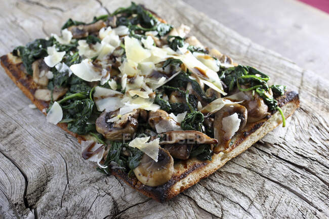 Espinafre cogumelo flatbread pizza com queijo parmesão raspado — Fotografia de Stock