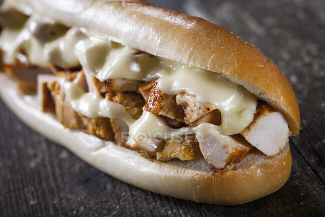 Sandwich de pollo con mayonesa - foto de stock