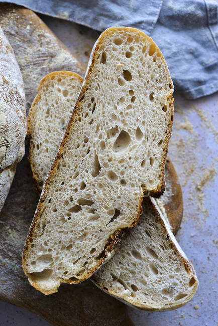 Due fette di pane di pasta madre — Foto stock