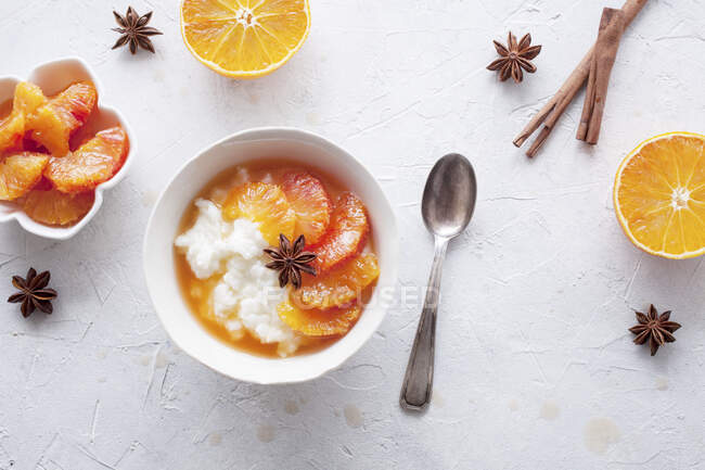 Mingau de arroz com laranjas de sangue marinado em canela e anis estrelas — Fotografia de Stock