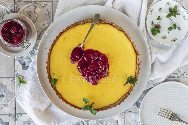 Whole ricotta pie with sour cherries sauce — Stock Photo