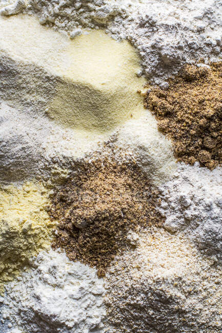 Différents types de farine en tas ensemble — Photo de stock