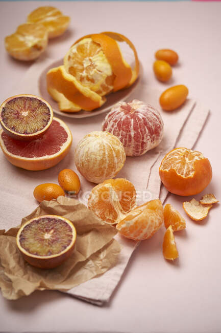 Verschiedene Zitrusfrüchte-Mandarinen, rosa Grapefruit, Kumquat, Orange und Blutorange — Stockfoto