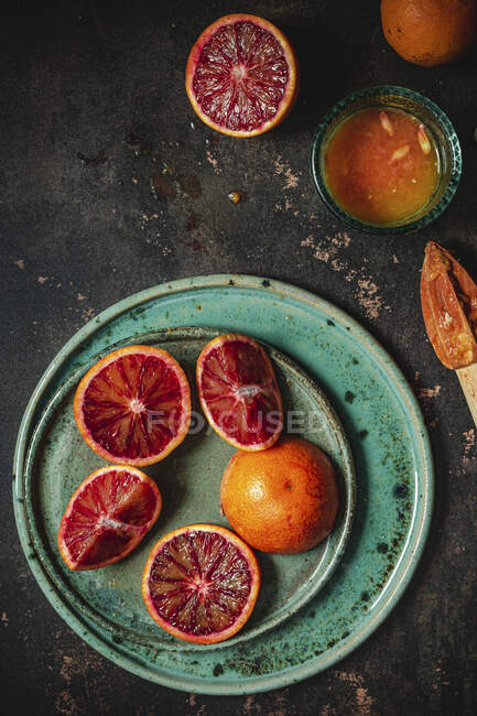 Close-up shot of delicious Moro blood oranges — Stock Photo