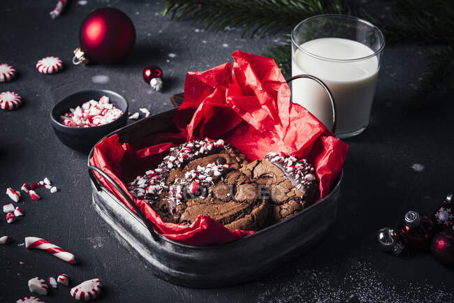 Galletas de brownie americano con caramelos para Navidad - foto de stock