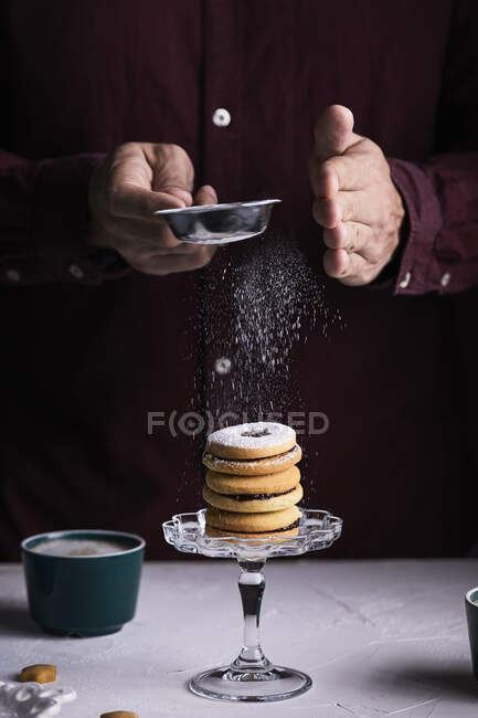 Poussière Linzer biscuits avec sucre en poudre — Photo de stock