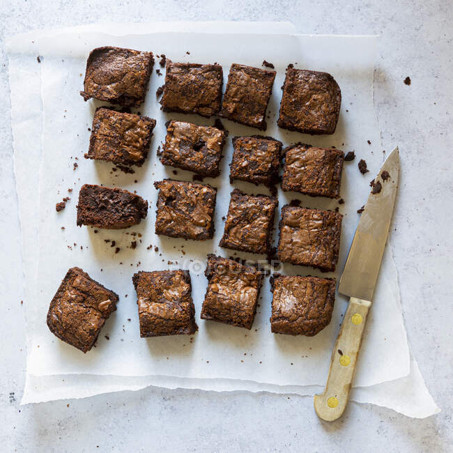 Brownies de chocolate con cuchillo - foto de stock