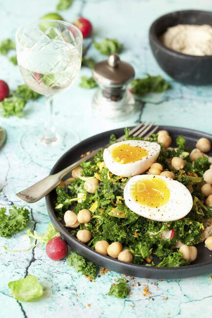Couve Massageada e Salada de grão de bico com ovo cozido macio — Fotografia de Stock