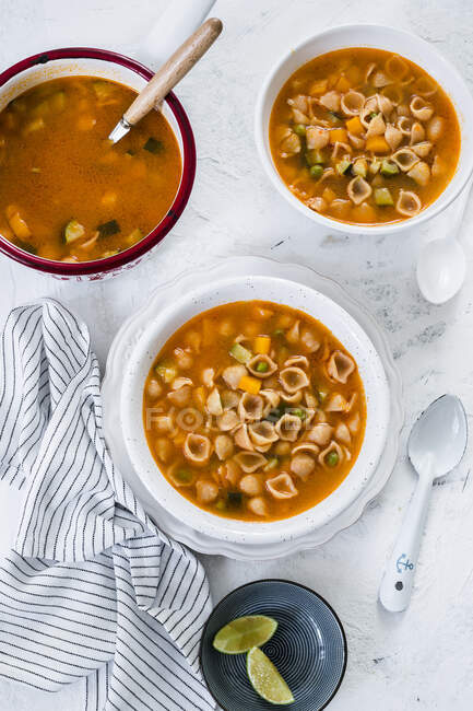 Sopa de conchas, soupe de nouilles aux moules mexicaines — Photo de stock