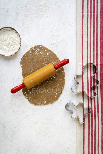 Lebkuchenmänner bei der Zubereitung, Draufsicht — Stockfoto
