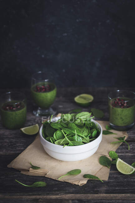 Spinach bowl and green spinach smoothie. — Stock Photo