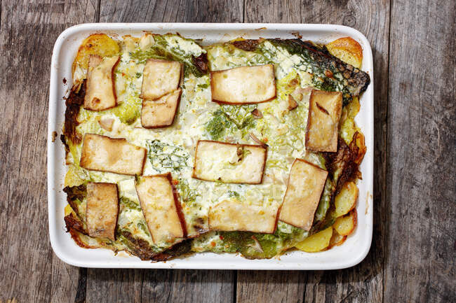Savoy cabbage bake with potatoes and tofu — Stock Photo
