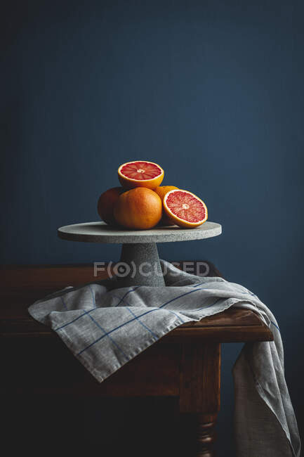 Pinkfarbene Grapefruits auf einem Kuchenstand — Stockfoto