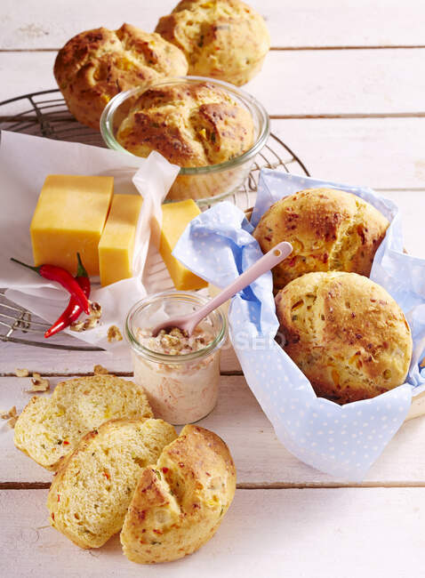 Baked yeast bread with cheddar and corn semolina in glasses — Stock Photo