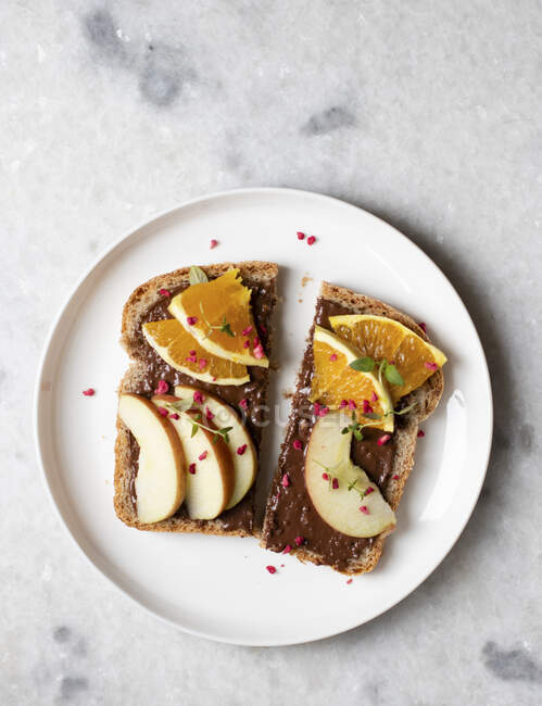 Primer plano de delicioso sándwich de chocolate con frutas frescas - foto de stock