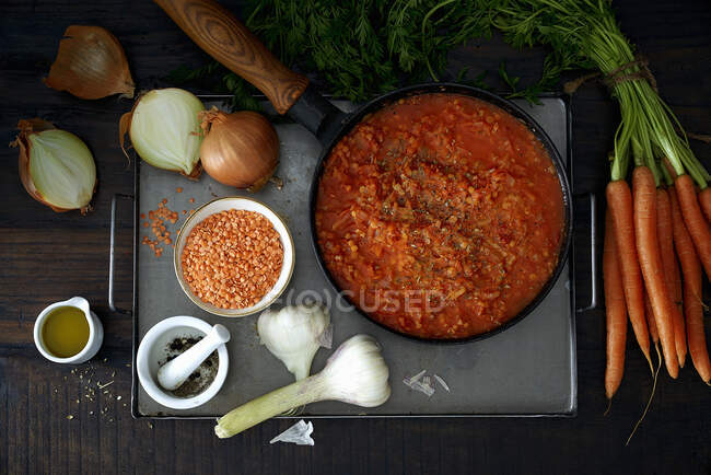 Estofado de lentejas con zanahorias, cebollas y ajo - foto de stock