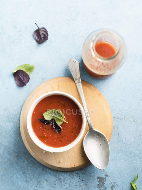 Tomatensuppe mit rotem Basilikum — Stockfoto
