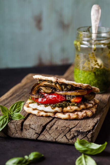 Sandwich de gofre vegano con verduras a la parrilla y pesto - foto de stock