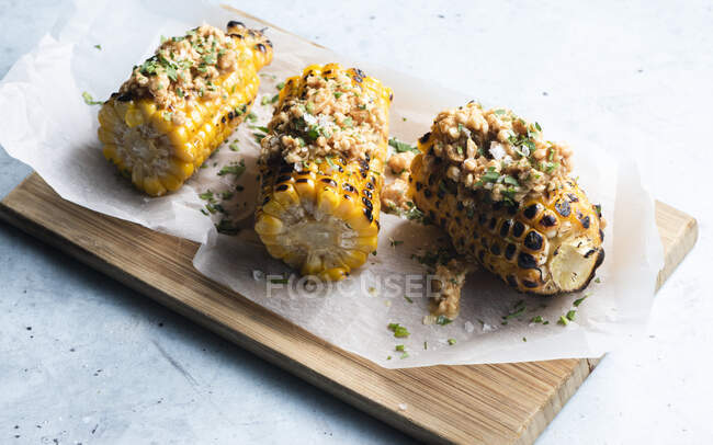 Жареная кукуруза с арахисовым соусом — стоковое фото