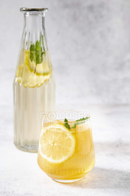 Té de menta fría con limón y zumo de manzana cubitos de hielo - foto de stock