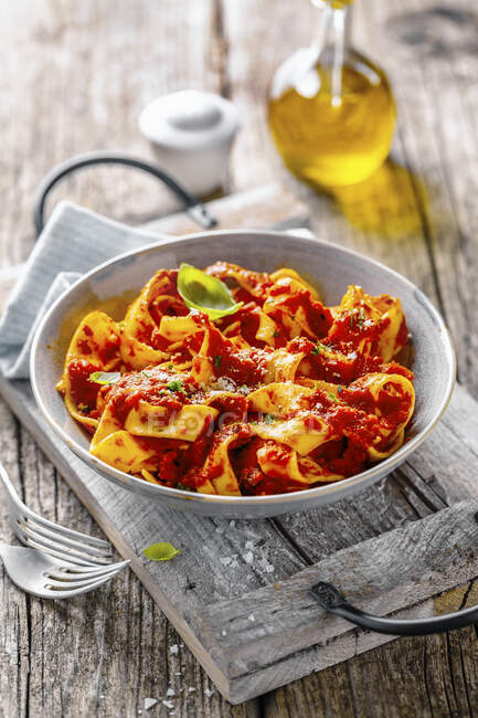 Tagliatelle with tomato sauce and Parmesan cheese — Stock Photo